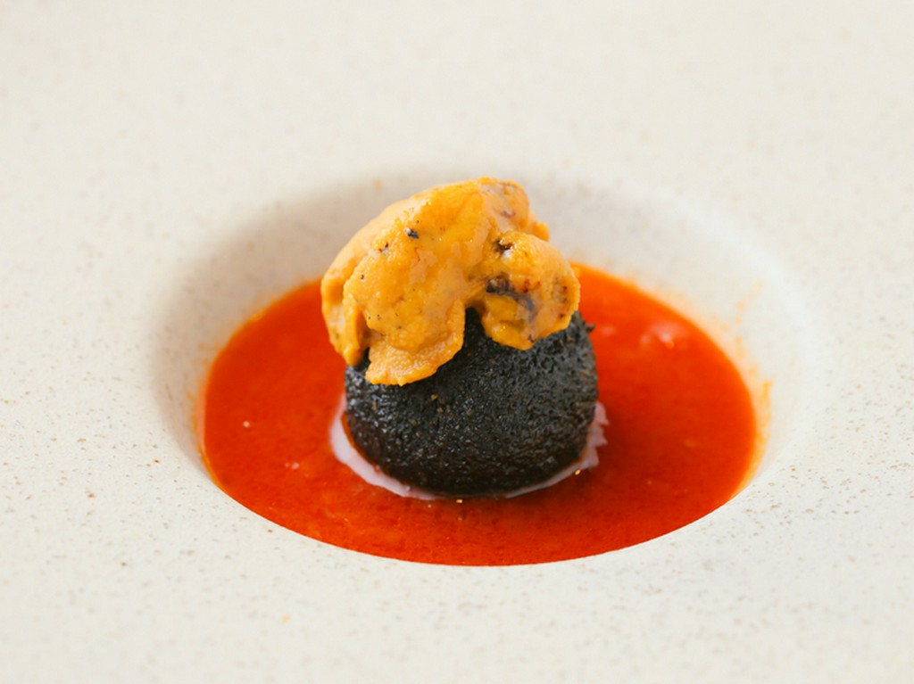 冬のおまかせコースより。『雲丹を乗せたイカスミとクスクスのクロケッタ、ズッパディペッシェ』