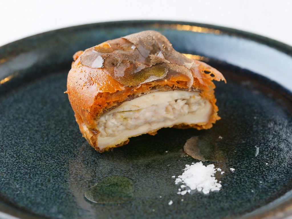 黒トリュフを贅沢に乗せた、食感が楽しい冬のおまかせコースの一品『北海道産白子と四種きのこのフリット』