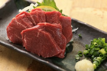 非常に柔らかい肉質が特徴の希少部位を、鹿児島県産の甘い醤油でいただく『馬ヒレ刺し』