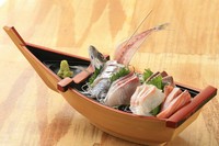 本日水揚げされた鮮魚を5点盛りでご提供。※魚1匹の姿刺し付き。