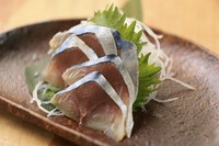 脂の乗った金華サバを桜チップで5℃前後の中、じっくり4時間燻し香り立つ美味しさに仕上げました。