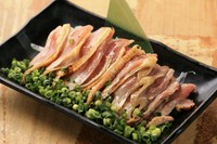 当店のウリの１つでもある軍鶏はコリコリとした食感と軍鶏独自の味がポン酢と絡み合いさっぱりとした味わいで女性にも大人気です。