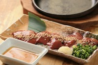 軍鶏の新鮮な白レバーをアツアツの鉄板で両面を軽く炙りごま油塩でお召し上がり頂きます。口の中でとろける食感は絶品です。