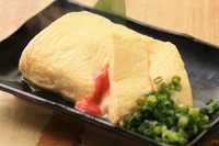出汁の効いたふわふわ玉子に相性抜群の明太子とチーズを入れた一品です。