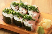 ネギトロをロールいっぱいに使った叶え家名物寿司です。