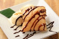 チョコをトッピングしたパリパリのホットパイとバニラアイスでお口をサッパリ！