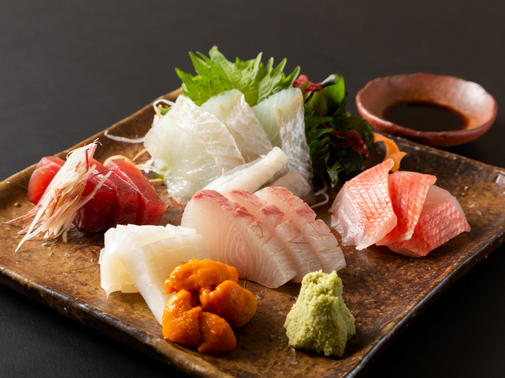 毎朝一番で店主が仕入れる、旬の魚介を味わう『お刺身』