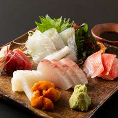 毎朝一番で店主が仕入れる、旬の魚介を味わう『お刺身』
