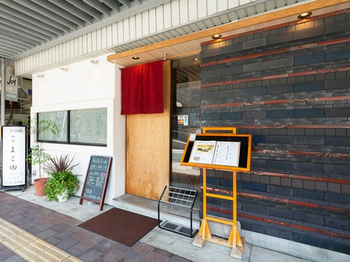 店外にメニュー表があるので、初めて訪れる方も安心