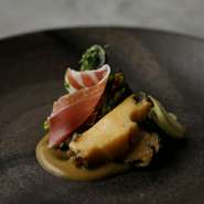 金沢・穴水・珠洲に農園を持ち金沢市尾張町でワイン醸造を手がける金沢ワイナリー直営のフレンチ。自社農園の小麦・米、厳選されたオーガニック野菜、能登牛や能登豚、漁港直送鮮魚など石川の逸品食材が集います。