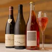 【金沢ワイナリー】が醸造した初のワイン、MIEKO キャンベルアーリー スパークリングをはじめ、店の料理に合う日本ワイン、ブルゴーニュを中心とする銘醸ワインが揃います。自社の新銘柄も今後、続々登場。