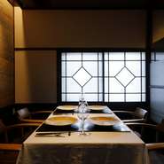 尾張町の町家をリノベした店。梁が美しいメインダイニングに加え、プライベート感が高い個室があり、2～6名様に対応（個室料2,200円）。接待や会食、各種の食事会、お顔合わせなどに好評。詳しくはご予約時に。