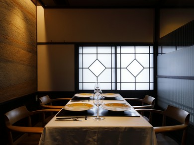 金沢・尾張町の町家フレンチ。隠れ家的なシックな個室もご用意