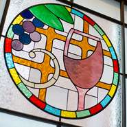 記念日デートに格好のスポット。デザートプレートへのお祝いメッセージ入れは無料（予約時に詳細を）。