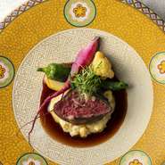 大正期の町家をリノベしたワイナリーが1階にあり、2階がレストラン。空間・料理ともドラマチックな驚きに満ち、一皿ごとの完成度・コースの美しい流れともに秀逸。最高の内容でビジネスパートナーをもてなせます。