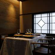石川県の旬の食材で彩るフレンチと金沢ワイン＆国内外のワインのマリアージュを楽しめる店。町家をリノベした空間も大人のムードにあふれます。