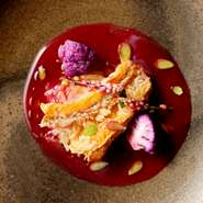 全9品と食後のお飲み物、オーガニック小麦のパンをご提供。厳選された有機野菜や地産地消にこだわったお料理を九谷焼・輪島塗など石川県の伝統工芸品に盛付けております。自社醸造ワインと共にお楽しみください。