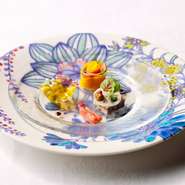 全7品と食後のお飲み物、オーガニック小麦のパンをご提供。厳選された有機野菜や地産地消にこだわったお料理を九谷焼・輪島塗など石川県の伝統工芸品に盛付けております。自社醸造ワインと共にお楽しみください。