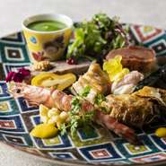 全5品と食後のお飲み物、オーガニック小麦のパンをご提供。厳選された有機野菜や地産地消にこだわったお料理を九谷焼・輪島塗など石川県の伝統工芸品に盛付けております。自社醸造ワインと共にお楽しみください。