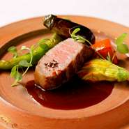 全4品と食後のお飲み物、オーガニック小麦のパンをご提供。厳選された有機野菜や地産地消にこだわったお料理を九谷焼・輪島塗など石川県の伝統工芸品に盛付けております。自社醸造ワインと共にお楽しみください。