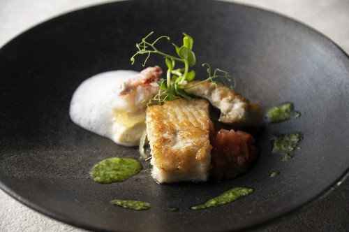 七尾産穴子のポアレ　金沢オーガニックトマトのヴィネグレット