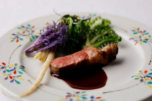 稲藁で燻した短角牛のロースト