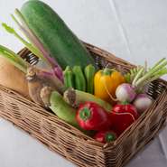 【金沢ワイナリー】の系列農園のオーガニック野菜、極上の能登牛、能登豚αのめぐみ、金沢港や能登島直送の鮮魚など、地元の逸品食材で紡ぐフレンチ。秋冬には自社で育てるオーガニック真鴨の料理（要予約）も登場。