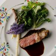 能登で漁師をしている親の元で育ったため、魚には人一倍こだわりがあり、能登の市場直送のも のを使用。グループ会社金沢大地の新鮮で美味しいオーガニック野菜もオススメ。
