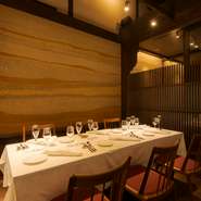 一皿一皿を丁寧な手仕事で紡ぐのに加え、ご提供時には食材や生産者のお話を交えたサービスを大切に。食材が生まれる背景やストーリーを伝えることで、料理に付加価値を与え、いっそうの満足感をお届けしています。