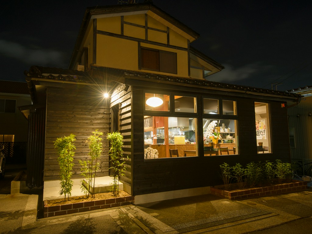 住居兼店舗だった建物を改築。一人でも気軽に入れる店構