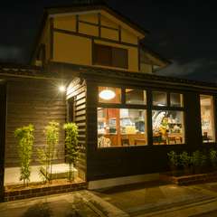 住居兼店舗だった建物を改築。一人でも気軽に入れる店構