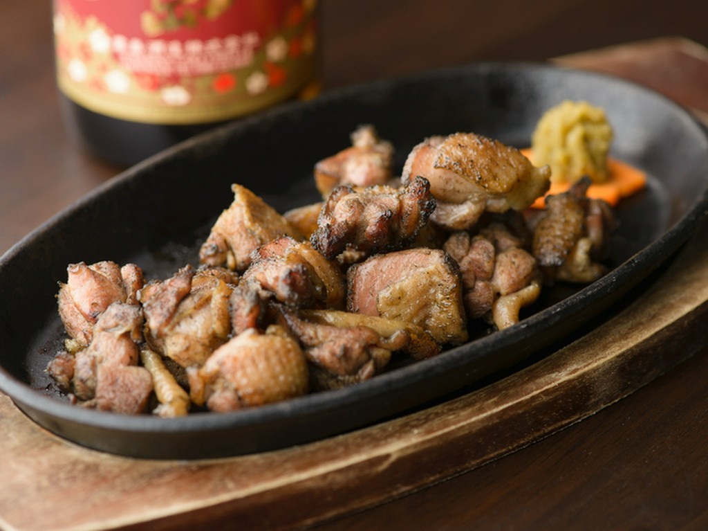 高温の炭で焼くことで、肉の旨味がギュッと濃縮『鶏の黒焼き』