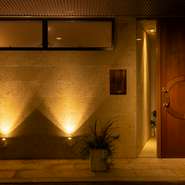 金沢市武蔵町にある完全予約制のフレンチ。料理・空間とも特別感に満ち、大切なゲストを安心してもてなせます。北陸と日本各地の旬食材がふんだんに登場するのも魅力。県内外の方にご満足いただける内容です。