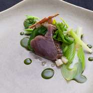 旬のお野菜を魚介やお肉と組み合わせ、季節感あふれる皿に仕上げます。過去に何度も食した食材であっても、シェフの工夫や素材の組み合わせ、ソースとの相乗効果で、新たな魅力を発見できる。