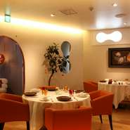 ミシュラン星付き店でありつつ、肩肘はらずに憩える雰囲気も魅力。ゆったりしたテーブル配置、淡い色合いのインテリアが、自然体で楽しめる味覚の旅に誘います。マダムの気配りとサービスも優しく温かで安心。