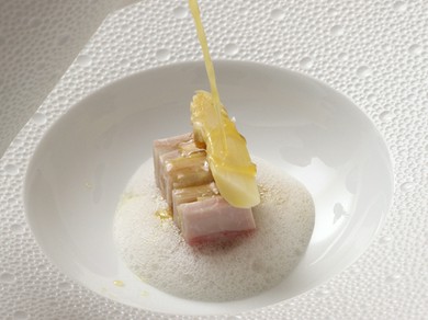 記念日ディナーなど、二人の特別な日に祝祭感に満ちるフレンチを