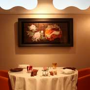 シェフの料理に合うワインを、フランス産を中心に選りすぐり。ブルゴーニュ、シャンパーニュ、ロワールなどの多彩な味が揃い、シェフの修業の地・ジュランソンの希少な銘柄も。