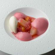 季節のフレンチを満喫しながら、ゆっくり語らう大人の女子会にも人気の店。ランチは贅沢な午餐を楽しめ、12時または12時半の予約で一斉スタートという趣向。金沢への女子旅で訪れるのも素敵です!