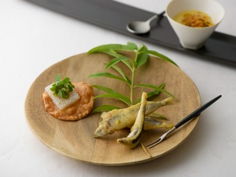 アミューズ『小鰯のベニエ ベルベンヌ風味～・赤イカのチュイル・ゴールドラッシュのポタージュ』