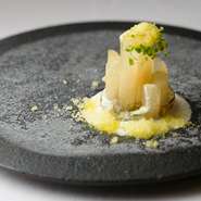 デザートの趣向とパーツの多い複雑味のある仕上げも【ベルナール】の愉しみ。梨とコーヒー豆の風味を仲良く重ねた一皿は、コーヒー豆シロップに梨を漬けてからつくる梨のゼリー、梨のマリネが圧巻。夏～初秋の例