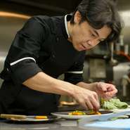 昼・夜ともにスタート時間を決めた完全予約制をとり、料理の下ごしらえから調理・ご提供までがベストな状態になるよう努めています。苦手な食材やアレルギー対応にも、きめ細かくご対応。詳細はご予約時に承ります。