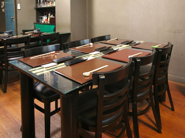 外せない大切な会食に。シックなムードの2階席は接待におすすめ