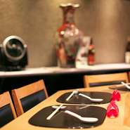 一番人気のカウンター席は、デートにもぴったり。ご夫婦で訪れる常連も少なくありません。美味しいものが食べたい時の普段使いから記念日のデートまで、幅広いニーズに応えてくれます。