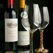 フランス産、イタリア産、オーストラリア産、チリ産、アメリカ産があり、食材に合わせて揃えられています。自分の好きなものを好みで選べ、ワイン好きの方にはたまらない店です。