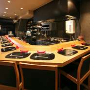 1階はカウンター席がメインとなっており、おひとり様でも入りやすいのが嬉しい。マイペースで食事をしたいグルメな方々に好評です。メニューには英語表記もあり、海外からのお客様も珍しくありません。