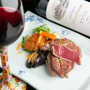 オーナーシェフの実家が九谷焼窯元であることもあり、九谷焼の食器が随所に使われています。中には、九谷焼の食器を楽しみに訪れる方も。色鮮やかで美しい文様に、目が奪われます。