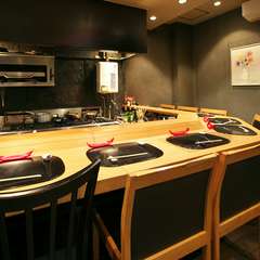 肩肘張らずに過ごせるカウンター席。料理はおまかせがおすすめ