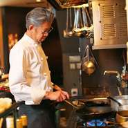 お客様にはゆっくり食事をして、楽しんでほしいという鏑木氏。ケースバイケースでお客様との会話にも加わり、気軽に自分のペースで好きな料理を食べられる雰囲気を演出してくれます。