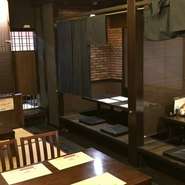 紺や黒の暖簾で仕切られた小上がりの座敷。古民家の趣のある店内は温かな雰囲気。その他、半個室のテーブル席にカウンター席があり、和やかに賑やかに、楽しいひとときが過ごせます。