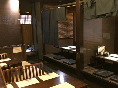 集う喜び、語らう楽しさ。寛げる温かな店内